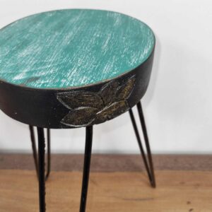 Albasia Holz Pflanzenständer – Türkis & Gold Detail
